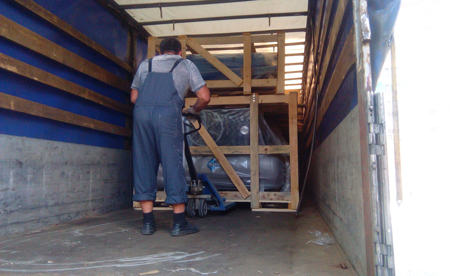 Поступление поршневых компрессоров и ресиверов Remeza на склад