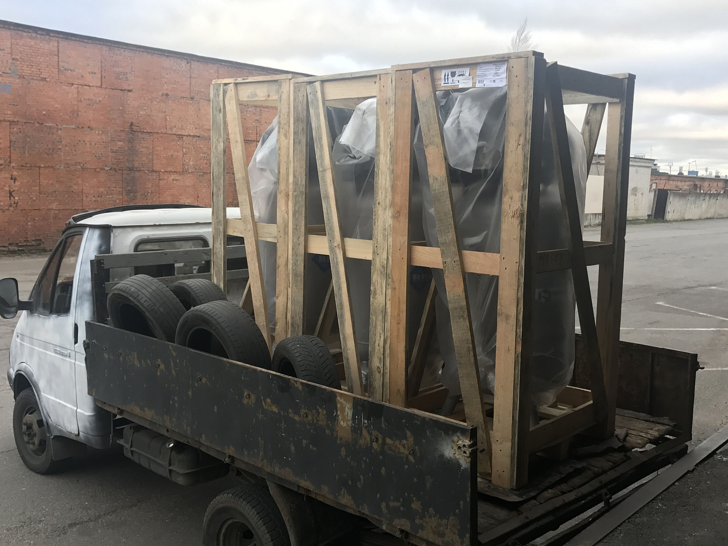 Поставка вертикальных компрессоров клиенту для шиномонтажа