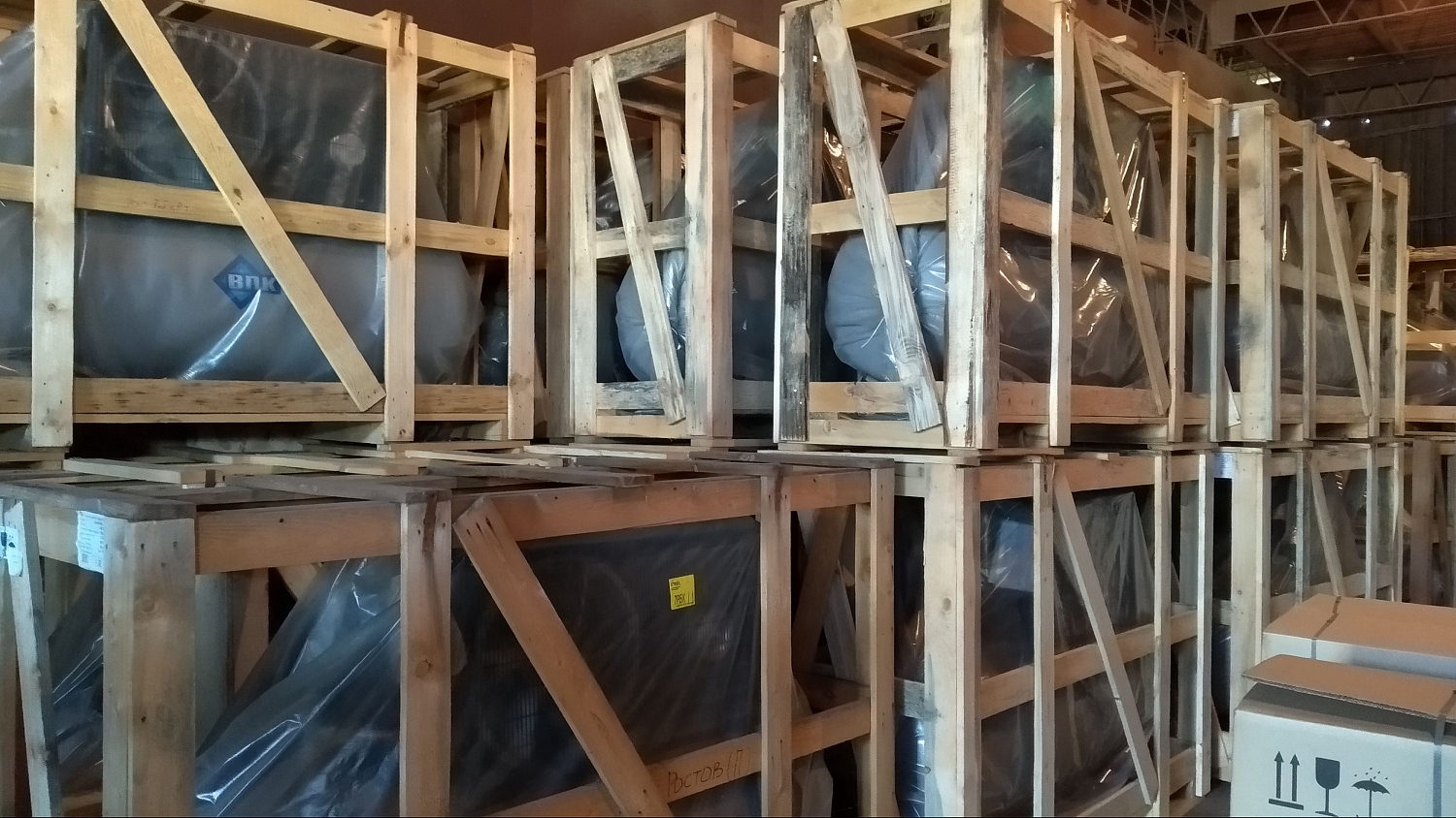 Разгрузка фуры в Ростове-на-Дону